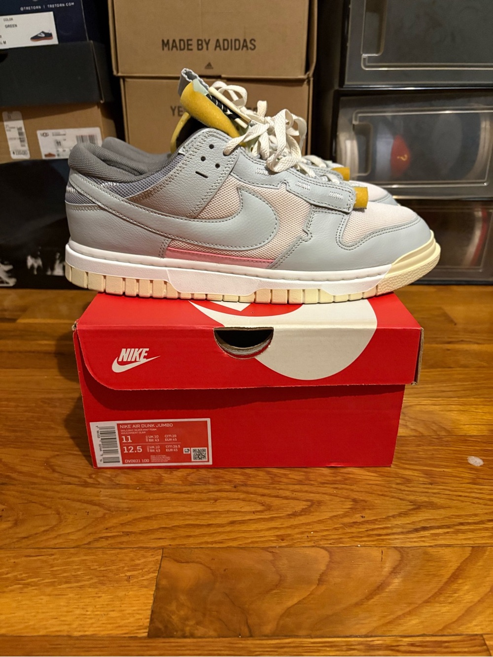 Nike Men’s Low-Top Sneakers in Light Gray, Cream and Yellow Accents